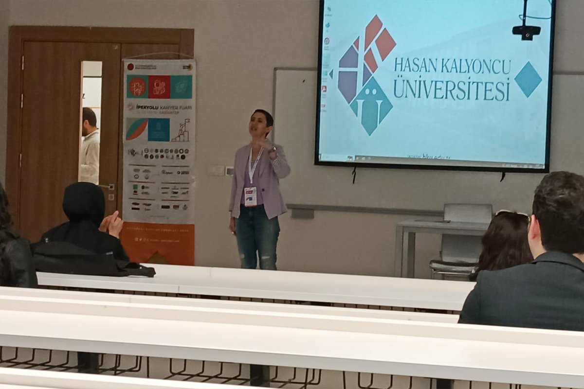Cumhurbaşkanlığı İnsan Kaynakları Ofisi (<a href="/tccbiko/">T.C. Cumhurbaşkanlığı İnsan Kaynakları Ofisi</a>) koordinasyonunda, üniversitemizin ev sahipliğinde düzenlenen “İpekyolu Kariyer Fuarı”nda Kalyon Enerji İnsan Kaynakları Müdürü Abdülkadir Irmak ve Kalyon PV İşe Alım ve Eğitim Müdürü Aslı Olşen 'Kalyon'da Çalışma Hayatı' konu