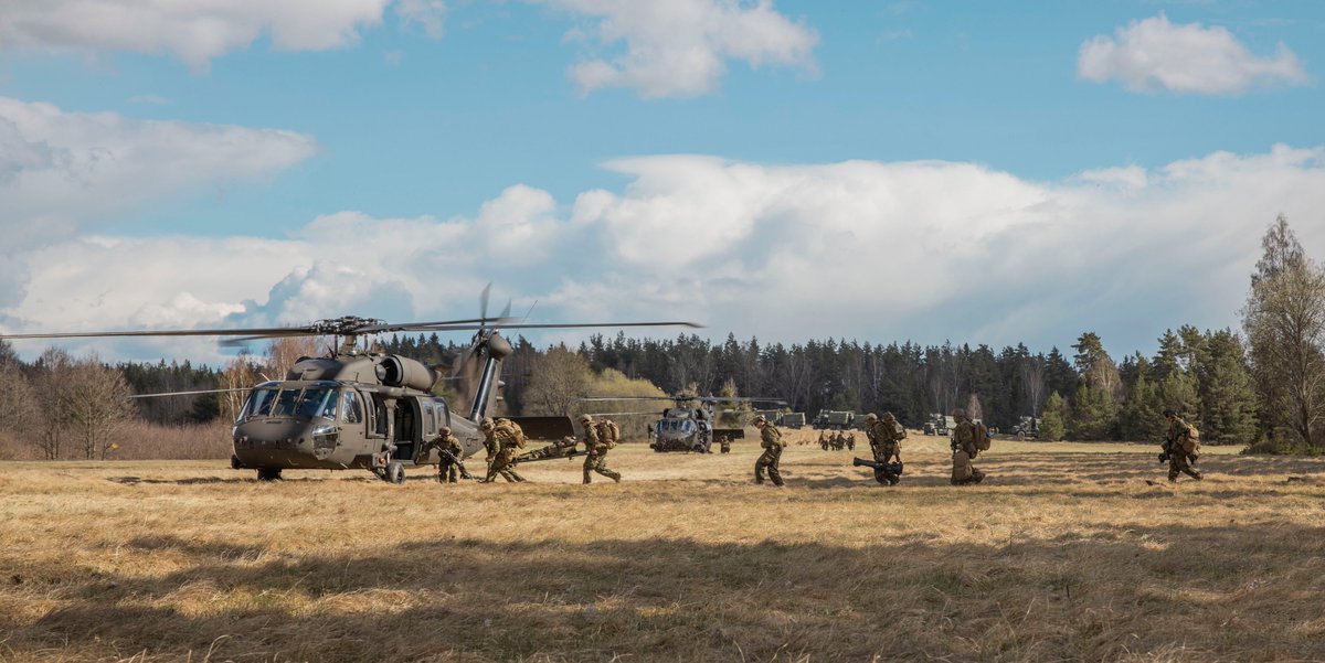 US_EUCOM's tweet image. 🇺🇸U.S. Marines &amp;amp; 🇸🇪Swedish soldiers with the 21st Helicopter Division participate a simulated air assault scenario in Sweden during MRF-E 23.1. The event focuses on regional engagements that enhance interoperability with Allies &amp;amp; partners. #ReadyAndPostured #StrongerTogether