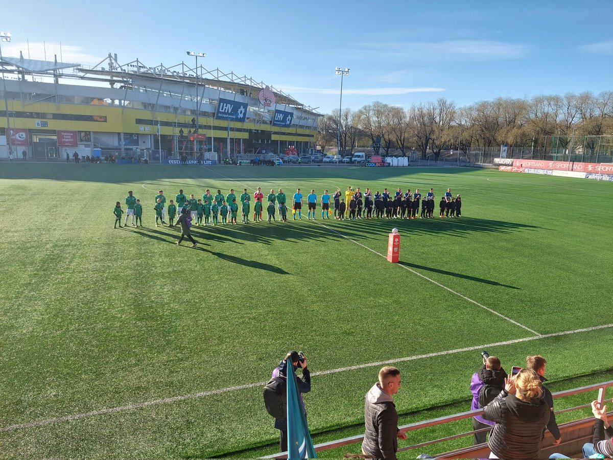 jahodap's tweet photo. Člověk míří na stadion pro 15k a skončí na umělce s mini tribunou, jedním stánkem a dvěma záchody.  Estonská liga a duel lídra tabulky s osmým týmem velkým zážitkem. ⚽️👌 https://t.co/WxQzBx1buO