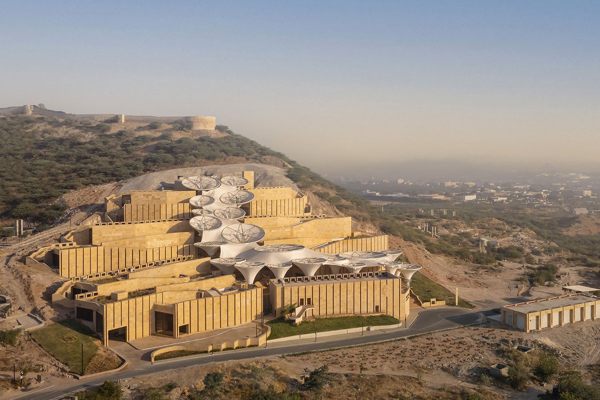 To commemorate the victims of the powerful 2001 earthquake, India's largest memorial and museum, the Smriti Van, was inaugurated in 2022.

Discover more details and the lighting project on our website: iguzzini.com/projects/proje…

Ph: Bharat Aggarwa
