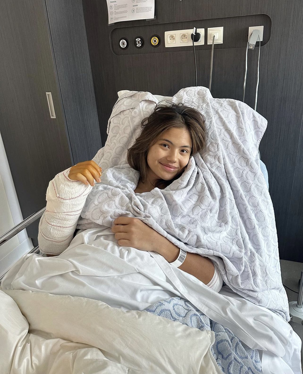 BREAKING NEWS. EMMA RĂDUCANU, OUT! Fosta campioană la US Open se operează la ambele mâini. Foto: Tw/@yasminstefsyed