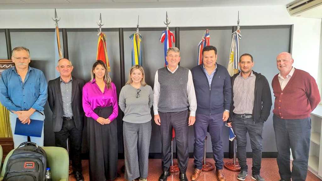 OLlancafilo's tweet photo. #Ahora #CABA junto a la intendenta Norma Sepúlveda y la Pta del Concejo Daniela Rucci realizamos la gestión para la concreción del nuevo edificio de la EPET 24 de #RinconDeLosSauces
El Director Nacional de INET, Gerardo Marchesini dio el visto bueno para avanzar con el proyecto. https://t.co/Up5iNzii0y