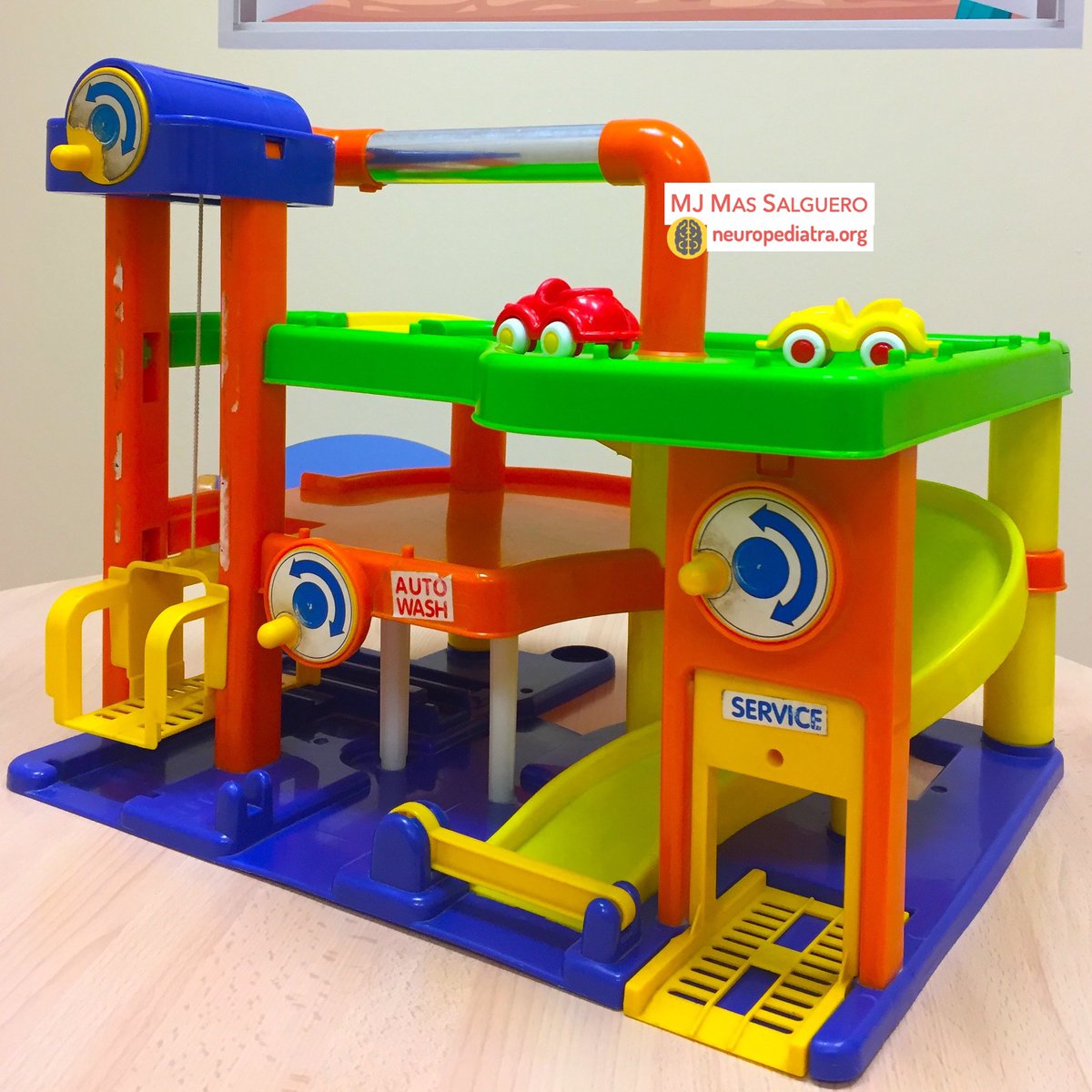Para valorar el #neurodesarrollo suelo empezar las entrevistas pidiendo al niño que escoja entre varios juguetes. 

Por 3 visitas consecutivas los 3 niños prefirieron el parking.

Todos tienen 3 años y consultan por retraso del lenguaje, pero su conducta fue muy dispar.