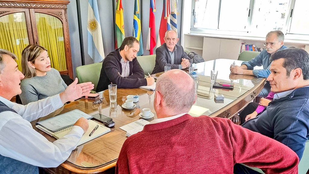 OLlancafilo's tweet photo. #Ahora #CABA junto a la intendenta Norma Sepúlveda y la Pta del Concejo Daniela Rucci realizamos la gestión para la concreción del nuevo edificio de la EPET 24 de #RinconDeLosSauces
El Director Nacional de INET, Gerardo Marchesini dio el visto bueno para avanzar con el proyecto. https://t.co/Up5iNzii0y