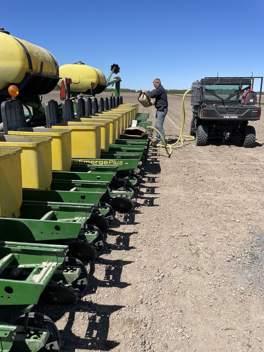 JoshTooley19's tweet photo. Good day to plant Smart Corn silage systems trial today. @DKAS_SIL https://t.co/5WAvHJyHUt