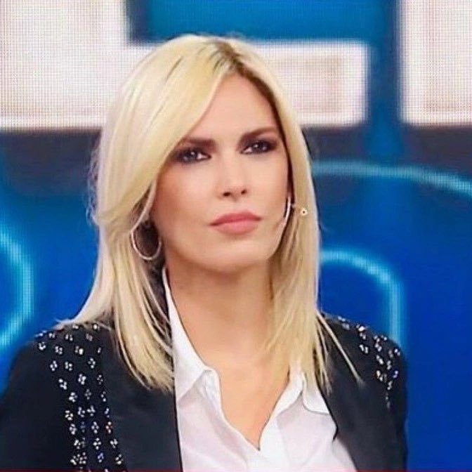 LA BANCAN A VIVIANA CANOSA? 

RT Y DEJA TU "SI"  SI LA BANCABAS. 👊