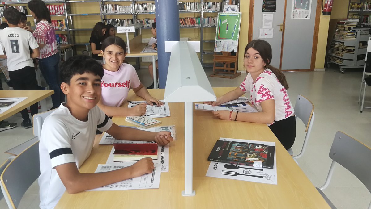sanjosevva's tweet photo. Finaliza la Semana del Libro. 
El restaurante literario en que convertimos nuestra Biblioteca concluyó su actividad. Como todo buen restaurante de prestigio que busca mejorar su menú, hemos extraído buenas referencias de las servilletas de valoración de los comensales. https://t.co/VKubwnBvOJ