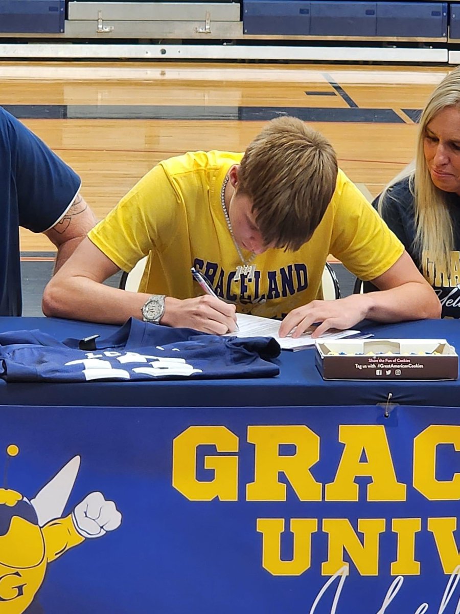 AmyMarie250's tweet photo. IT’S OFFICIALLY OFFICIAL…OUR BOY IS NOW A GRACELAND UNIVERSITY YELLOWJACKET! Thank you @CoachRoss_FB and @GracelandFB for giving @AlexBeard_6 the opportunity to follow his dreams! https://t.co/2goHjCLXtJ