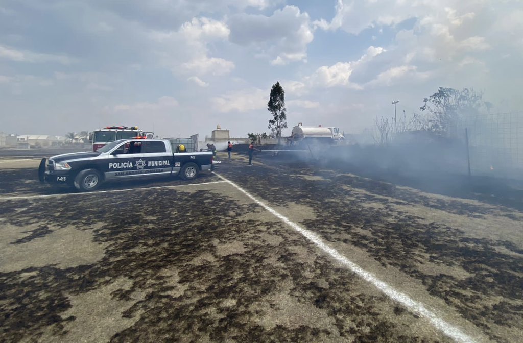 SSPPCSnAndresCH's tweet photo. 🚨Elementos de Protección Civil y Seguridad Pública realizan labores para sofocar un incendio de pastizal y neumáticos en Avenida Hidalgo, entre calle 20 de Noviembre y Camino a San Andrés.

#ContigoHacemosFuturo
#CambioDeRumbo https://t.co/GZRuE8p3ZF