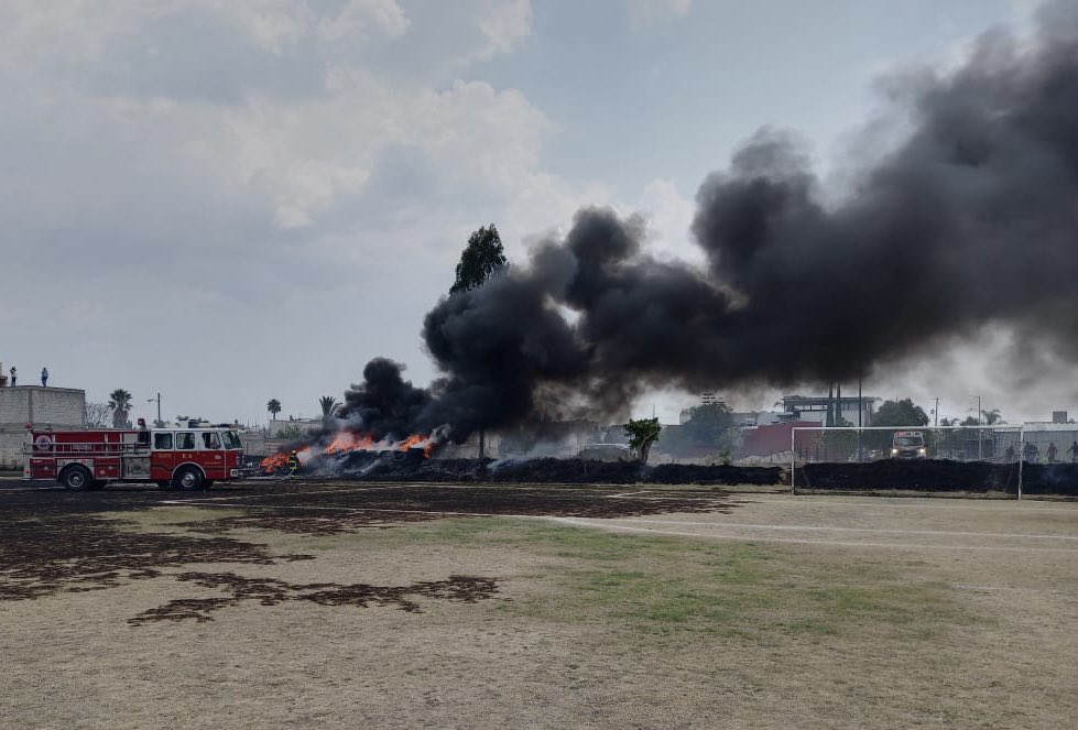 SSPPCSnAndresCH's tweet photo. 🚨Elementos de Protección Civil y Seguridad Pública realizan labores para sofocar un incendio de pastizal y neumáticos en Avenida Hidalgo, entre calle 20 de Noviembre y Camino a San Andrés.

#ContigoHacemosFuturo
#CambioDeRumbo https://t.co/GZRuE8p3ZF
