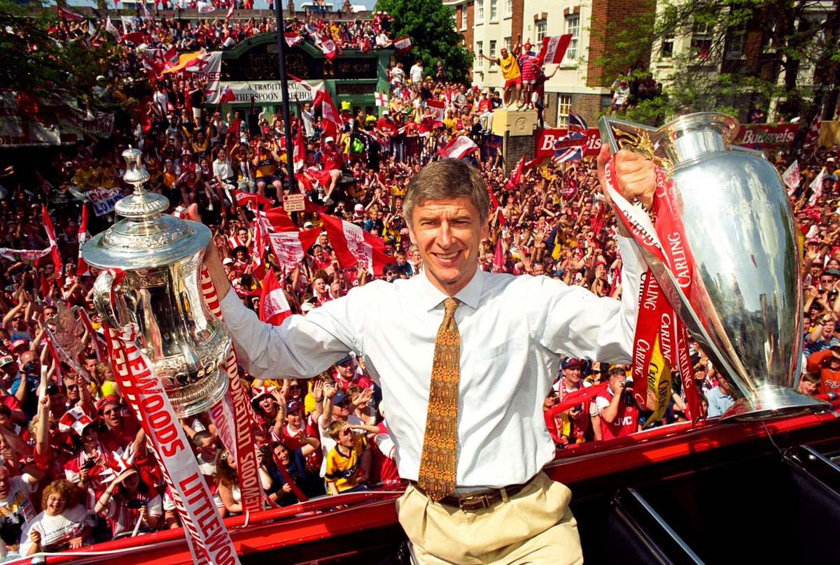 Il y a 26 ans jour pour jour, Arsène Wenger remportait la Premier League à la tête d'Arsenal. 🏆

C'était la première fois dans l'histoire du championnat anglais qu'un entraîneur étranger était sacré champion. 🇫🇷

Le club a fait cette saison-là le doublé FA Cup - Championnat.