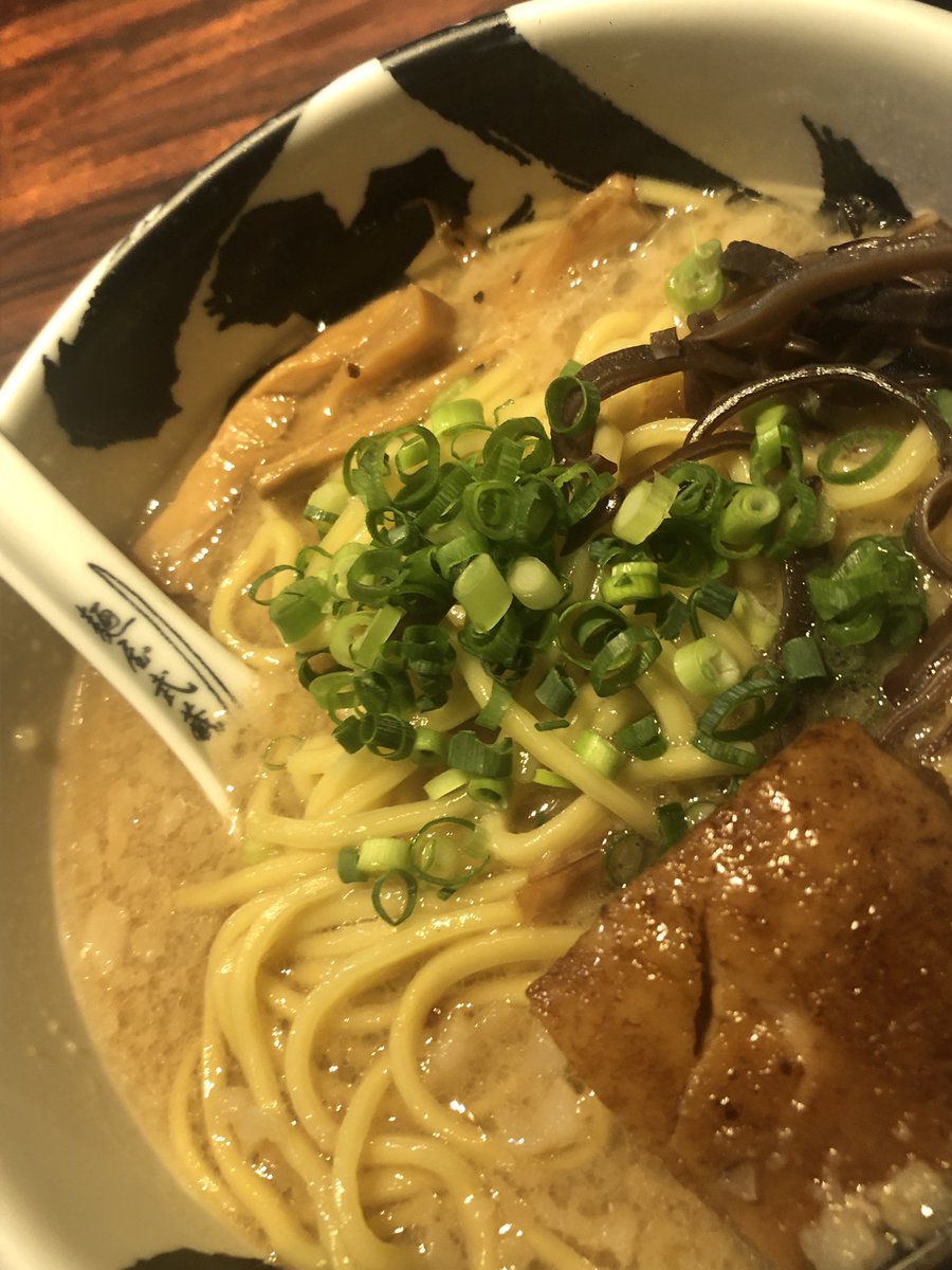 麺屋武蔵武骨🍜

濃厚豚骨の白ら〜めん🍜

大満足の一品🍜
#ラーメン
#ラーメン好きな人と繋がりたい