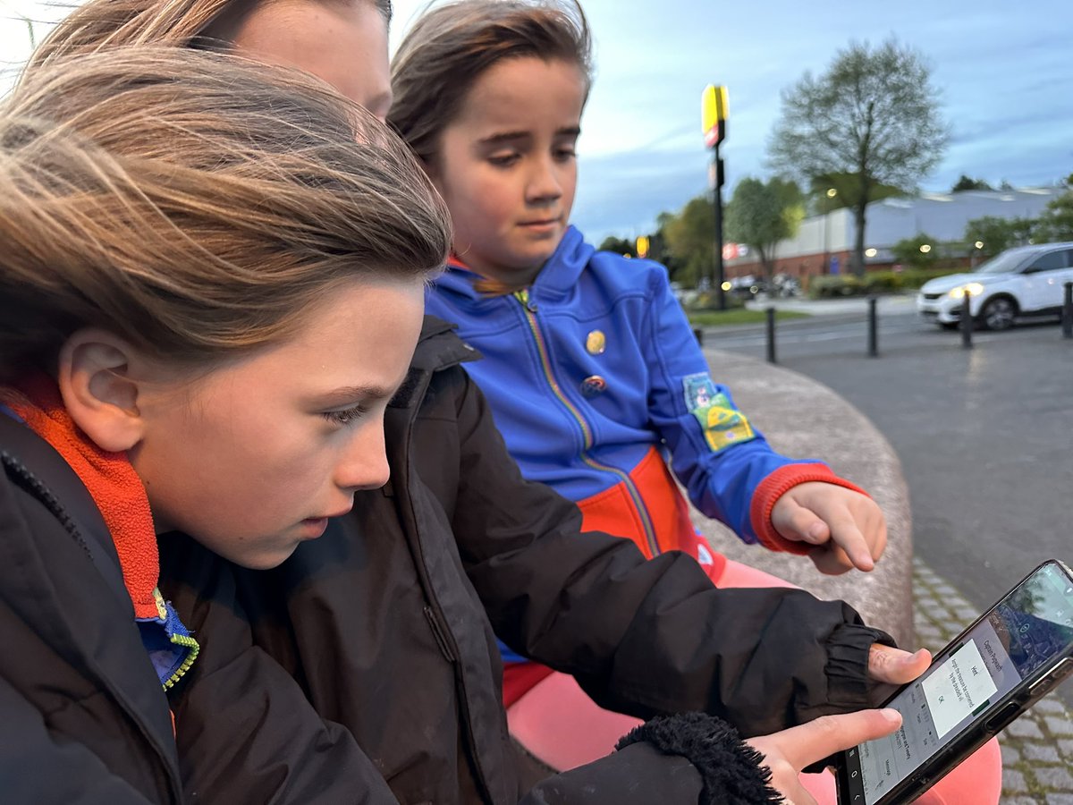Geocaching around the <a href="/PrestonDock/">Preston Dock ⚓️</a> tonight looking for the 7 caches around the basin. Very windy blew away the cobwebs #geocaching <a href="/Girlguiding/">Girlguiding</a> @LancsNW