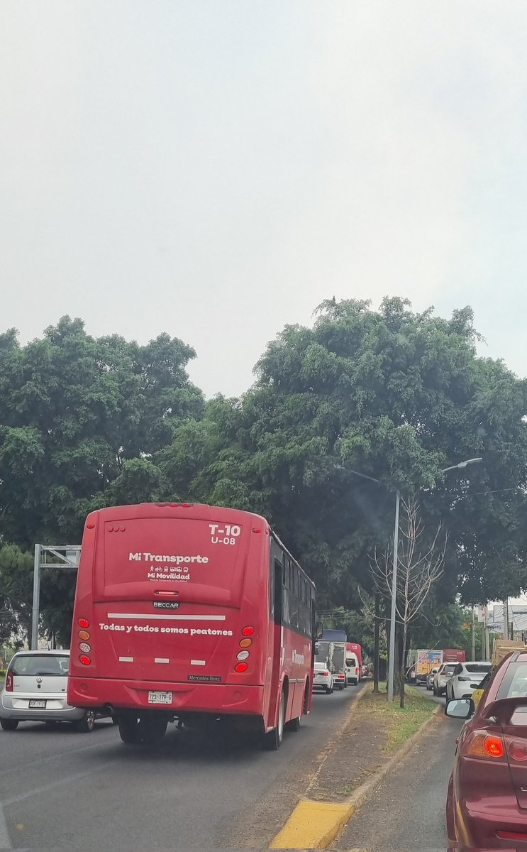 _Gaby_Gomez's tweet photo. @TransporteJal @Trafico_ZMG en pleno mariano otero brincandose el camellón para ahorrarse la fila. https://t.co/jADnJTCidv