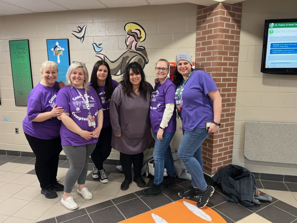 CUPE5200's tweet photo. St Francis supporting their bargaining team on Education Worker Wednesday ⁦@osbcucscso⁩ 💪 https://t.co/JanWXDivfo