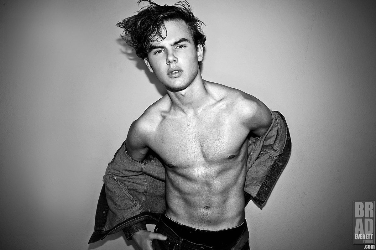 BradEYoung's tweet image. Time Flies!! Wow! Can't believe this has been 4 years ago already! 
@GarrettWareing #PLLThePerfectionists 
@JustJaredJr
justjaredjr.com/2019/05/02/gar…

#BradEverettYoung #DreamLoudOfficial 
#GarrettWareing #PLL #PrettyLittleLiars