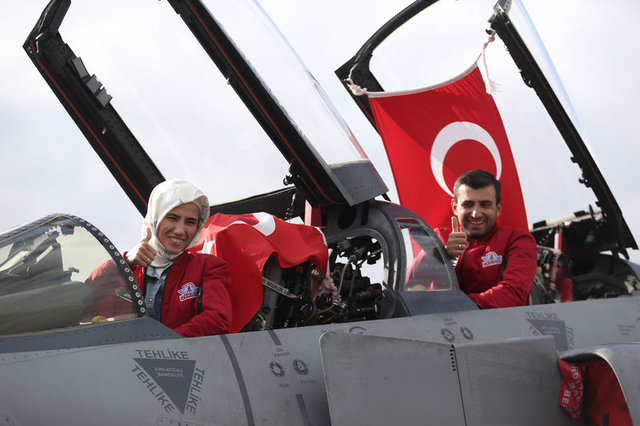 Selçuk Bayraktar'a "damat" diyorsunuz ya!..
Ulan g..verenler;
Nuri Demirağ kimin damadı idi?
Vecihi Hürkus kimin damadı idi?
Derdiniz ülkenin önünü kesmek çünkü, ABD öyle istiyor di mi?!
Yani "Ananızin kocası"
Sizi anlatmaya küfür bile yetmiyor "Adi ş....fsizler..
Kadir Albayrak