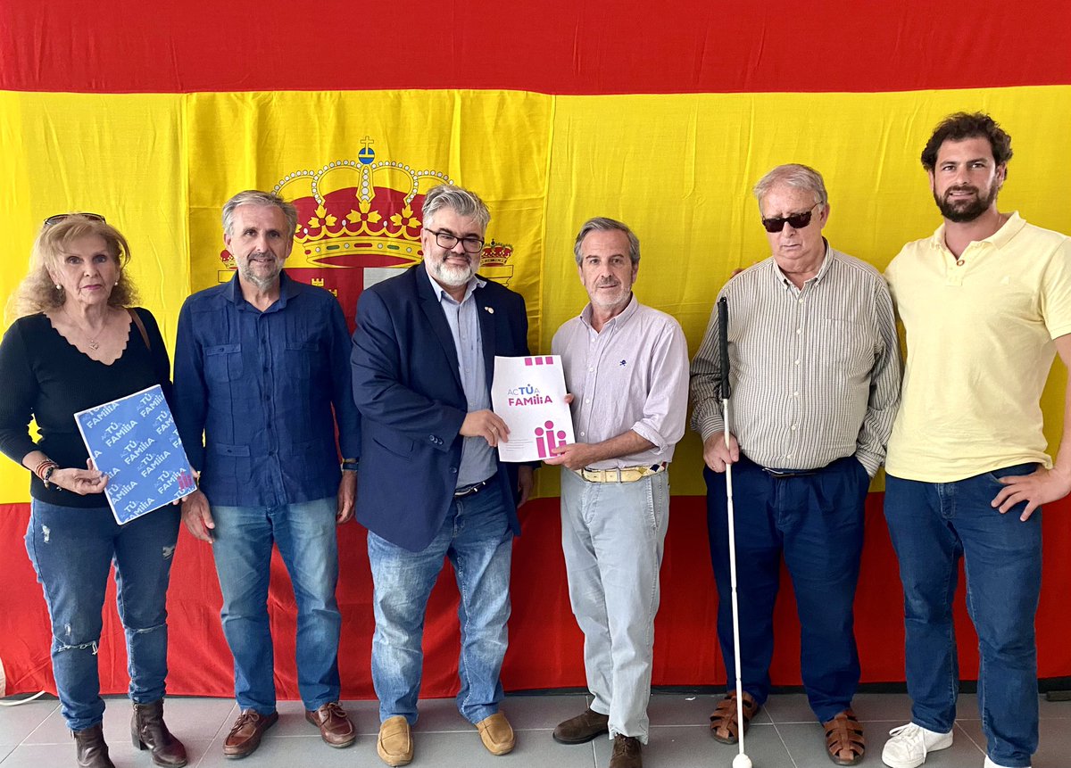 ActuaFamilia's tweet photo. Hoy pudimos entregar las iniciativas de la agenda política de acTÚa FAMILIA al candidato del #elpuertodesantamaria @fitocarreto y @Doblemau Contestaron afirmativamente a nuestras preguntas “¿eliminará charlas de género? ¿Ayudará a mujeres en riesgo de aborto?” Gracias candidato! https://t.co/a8Rawq4zDh