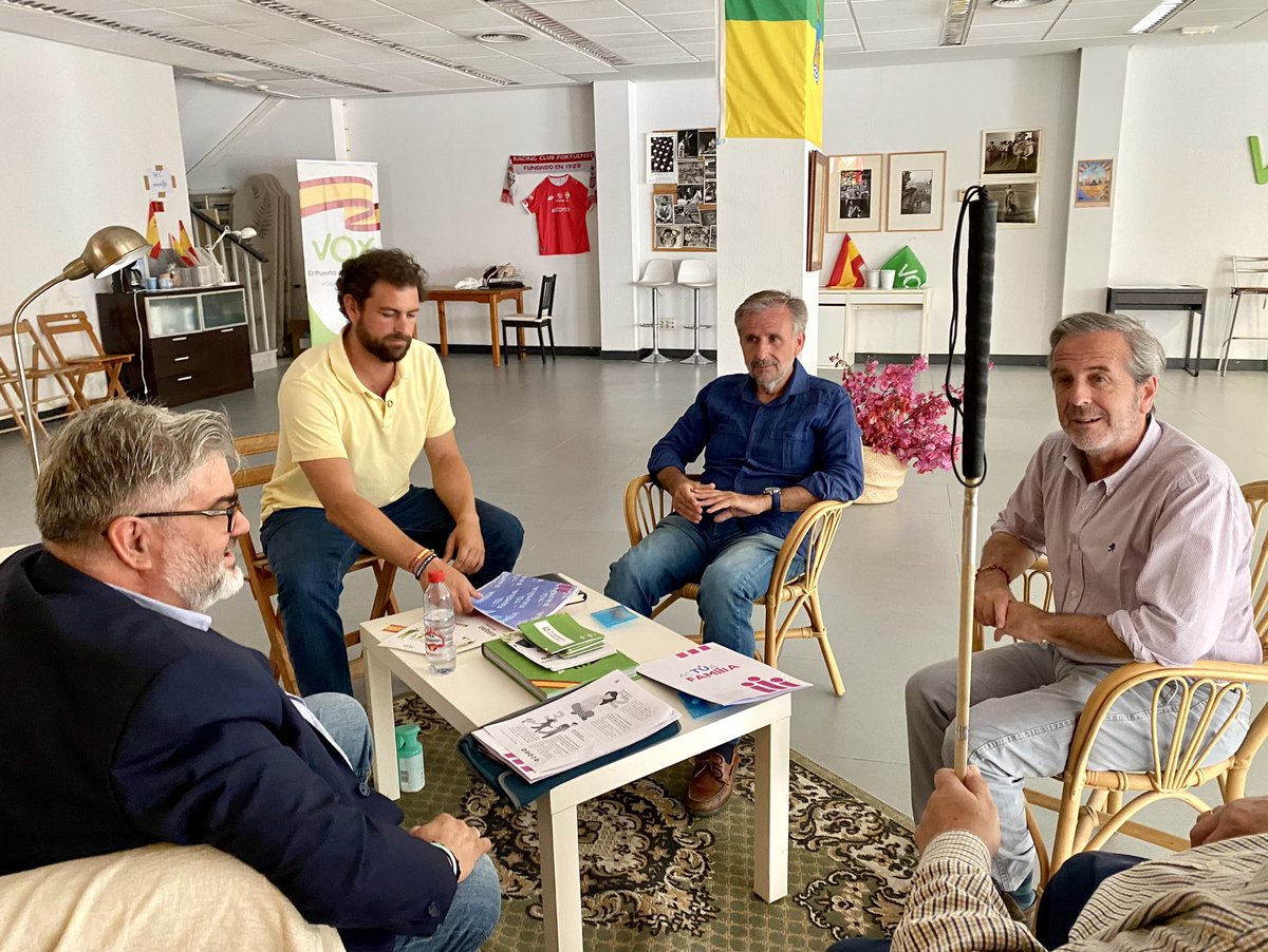ActuaFamilia's tweet photo. Hoy pudimos entregar las iniciativas de la agenda política de acTÚa FAMILIA al candidato del #elpuertodesantamaria @fitocarreto y @Doblemau Contestaron afirmativamente a nuestras preguntas “¿eliminará charlas de género? ¿Ayudará a mujeres en riesgo de aborto?” Gracias candidato! https://t.co/a8Rawq4zDh
