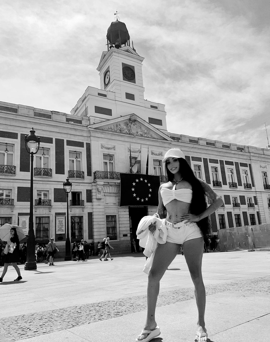 omgheytoro's tweet photo. Policarpa Salavarrieta entregando la carta de independencia. Puerta del Sol - Madrid (1817) https://t.co/JjkOYE5QFY