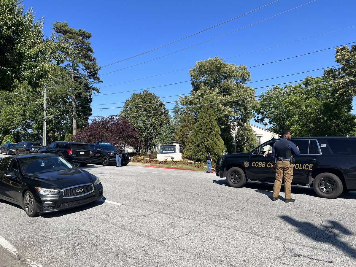 JOBrienWSB's tweet photo. THE SEARCH CONTINUES: Cobb Police officers stopping and  checking cars as they leave the Edison Apartment complex here near The Battery. Police are searching the area for the midtown shooting suspect, Darien Patterson. @wsbradio https://t.co/qsaivXKttz