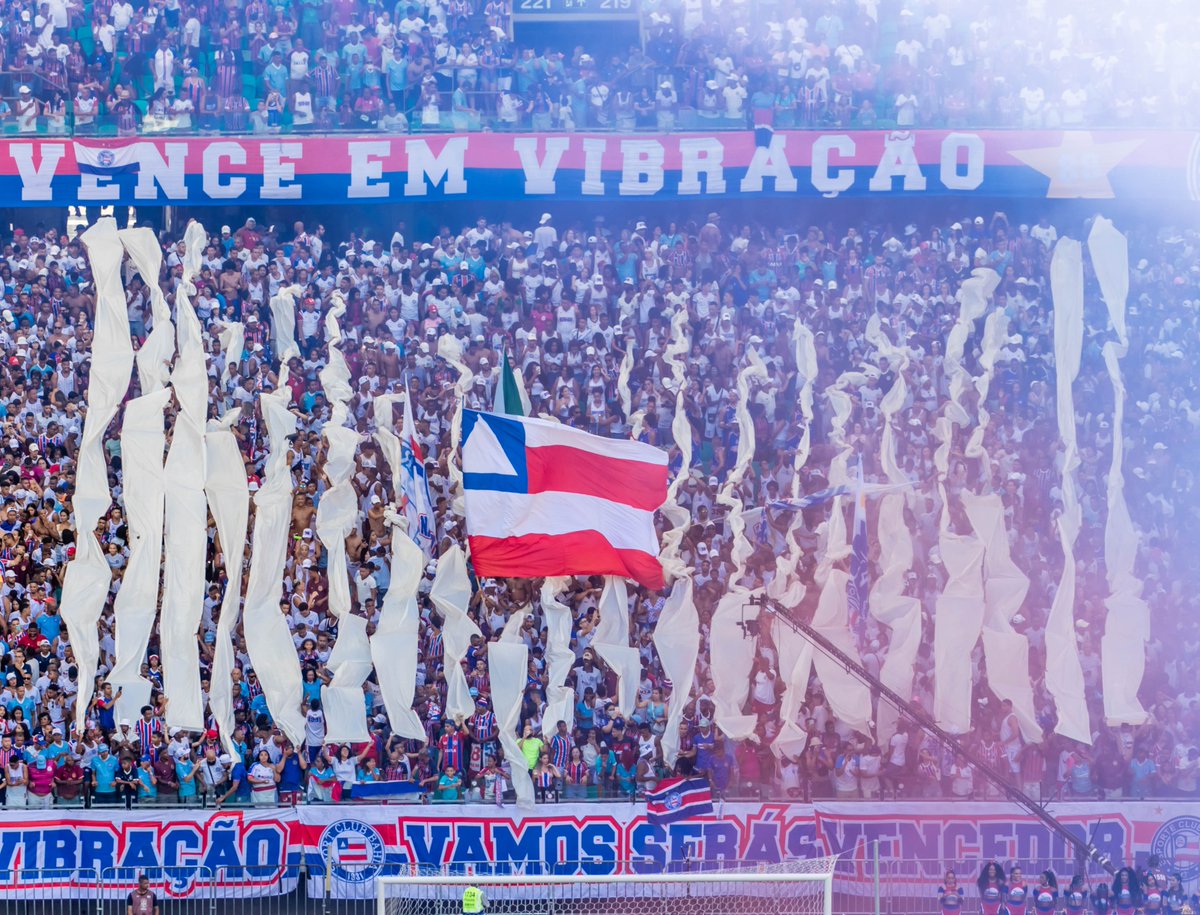 O Bahia mudou. Renovou seu elenco, trouxe novos jogadores, lançou novos uniformes. Mas nada se compara à força que vem das arquibancadas tricolores. 

Desde 1931, ninguém os vence em vibração. A massa que sempre esteve com o Esquadrão é e seguirá sendo a principal arma do clube.