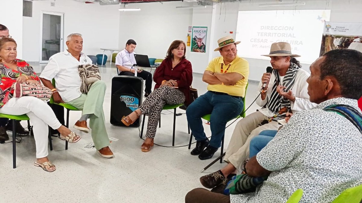 🟠|#PaxInforma #PaxCesar

Saludamos el compromiso que hacen <a href="/Astrinavarro/">Astrid Navarro Rodríguez</a> y <a href="/GiovaniYule/">Giovani Yule</a>. Esperamos realizar una labor conjunta que conduzca a la restitución de tierras para el campesinado del Cesar, que ha sufrido violencia, desplazamiento y despojo. 🌱

bit.ly/3LRGwM8