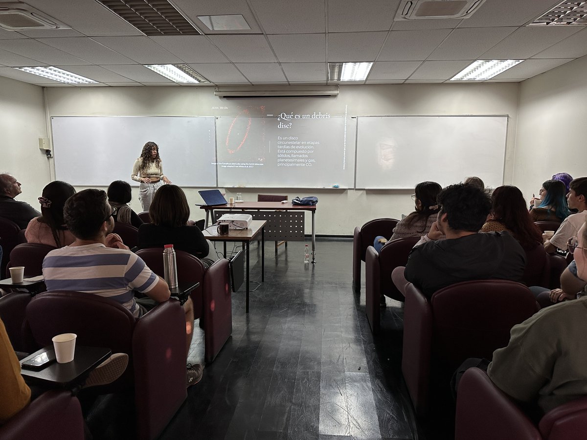 FisicaUsach's tweet photo. ¡Con Auditorio lleno! 🤩😱🙌finaliza la primera charla #Fractalks de este mes con las expositoras y estudiantes de nuestro Departamento, Javiera Paterakis y Daniela Moreno, quienes compartieron sus investigaciones y aprendizajes con la comunidad estudiantil. #ComunidadEstudiantil https://t.co/cYMnbMXi2l
