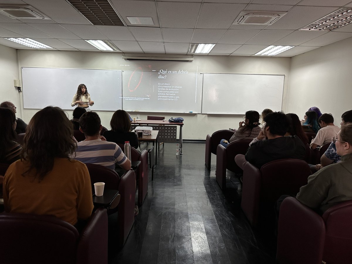 FisicaUsach's tweet photo. ¡Con Auditorio lleno! 🤩😱🙌finaliza la primera charla #Fractalks de este mes con las expositoras y estudiantes de nuestro Departamento, Javiera Paterakis y Daniela Moreno, quienes compartieron sus investigaciones y aprendizajes con la comunidad estudiantil. #ComunidadEstudiantil https://t.co/cYMnbMXi2l