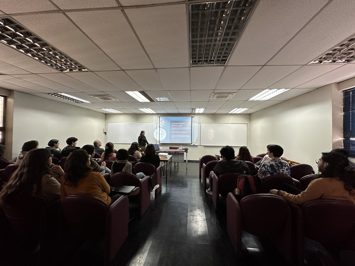FisicaUsach's tweet photo. ¡Con Auditorio lleno! 🤩😱🙌finaliza la primera charla #Fractalks de este mes con las expositoras y estudiantes de nuestro Departamento, Javiera Paterakis y Daniela Moreno, quienes compartieron sus investigaciones y aprendizajes con la comunidad estudiantil. #ComunidadEstudiantil https://t.co/cYMnbMXi2l