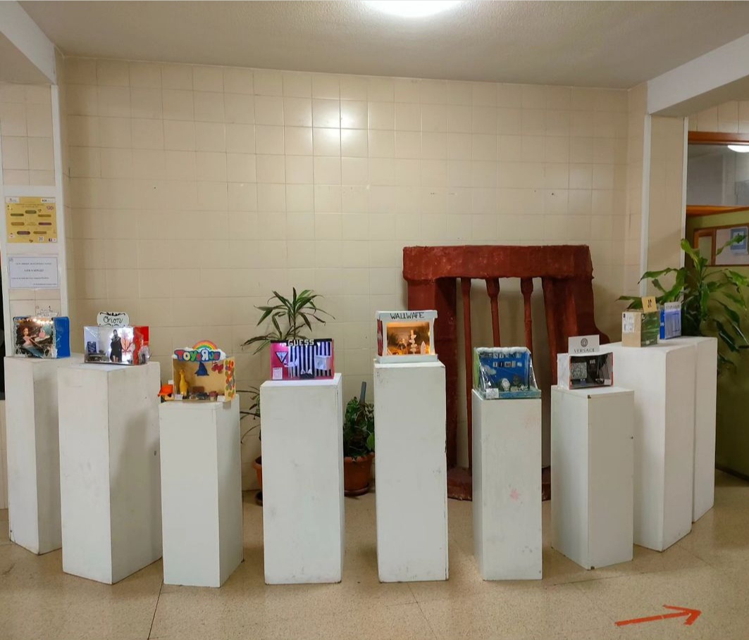IESVENANCIO's tweet photo. Exposición en nuestro hall de las maquetas realizadas por el alumnado de Actividades Comerciales. ¡Gran trabajo! @maniskin_
#FP #fpcomercio #dinamización #futuro #Cyl #educaciónpúblicadecalidad https://t.co/kA4WKQykS5
