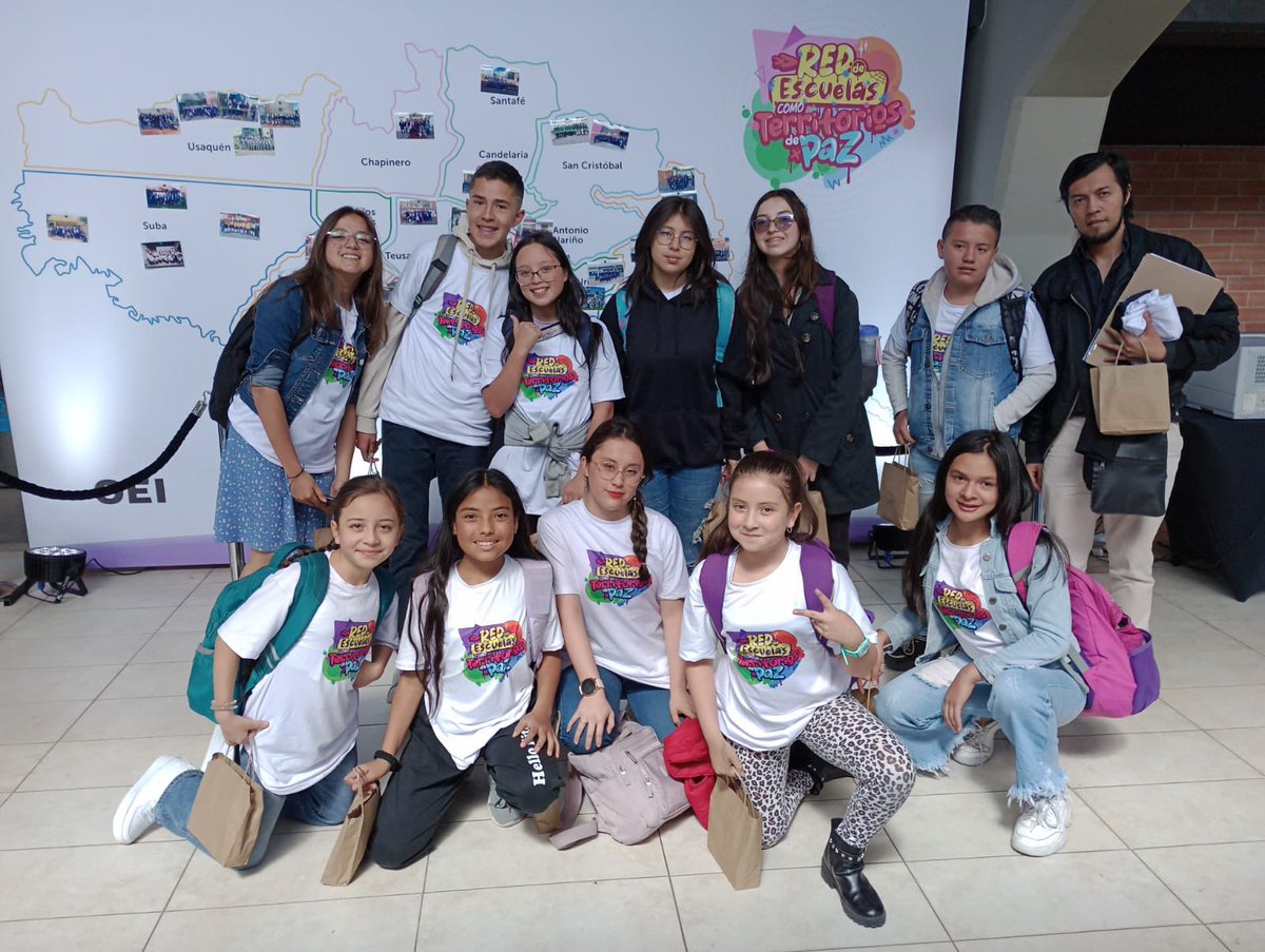 ColegiodelaBici's tweet image. [Hoy] Estudiantes del @ColegiodelaBici se certificaron como líderes/as de la #RedEsPaz porque estamos convencidos que nuestros colegios son espacios protectores y territorios de paz ☮️ 
@Educacionbogota @EdnaBonillaSeba @ferreir_andres #ProgramaECO