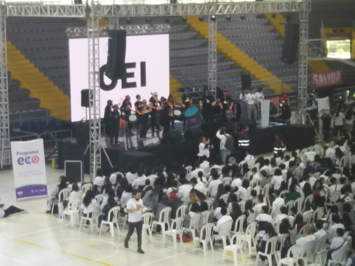 ColegiodelaBici's tweet image. [Hoy] Estudiantes del @ColegiodelaBici se certificaron como líderes/as de la #RedEsPaz porque estamos convencidos que nuestros colegios son espacios protectores y territorios de paz ☮️ 
@Educacionbogota @EdnaBonillaSeba @ferreir_andres #ProgramaECO