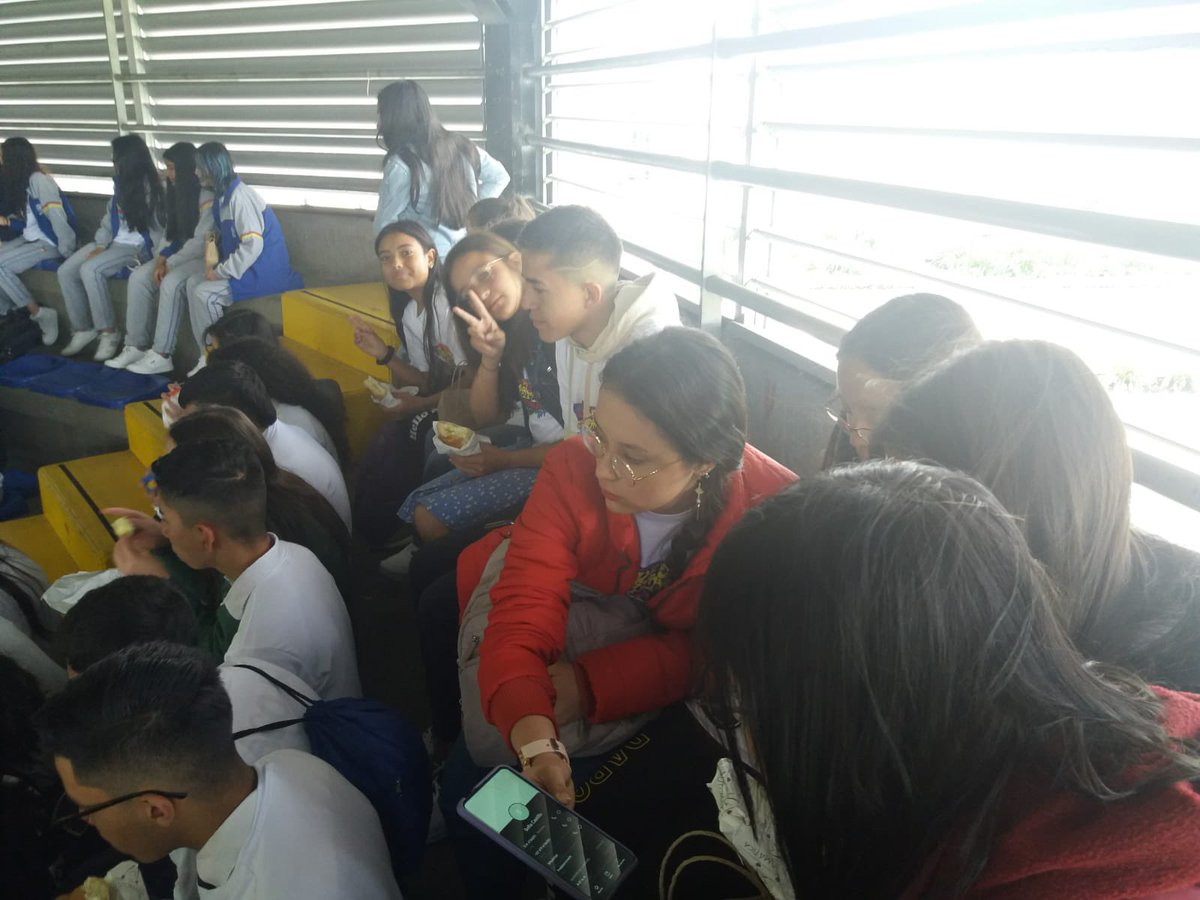 ColegiodelaBici's tweet image. [Hoy] Estudiantes del @ColegiodelaBici se certificaron como líderes/as de la #RedEsPaz porque estamos convencidos que nuestros colegios son espacios protectores y territorios de paz ☮️ 
@Educacionbogota @EdnaBonillaSeba @ferreir_andres #ProgramaECO