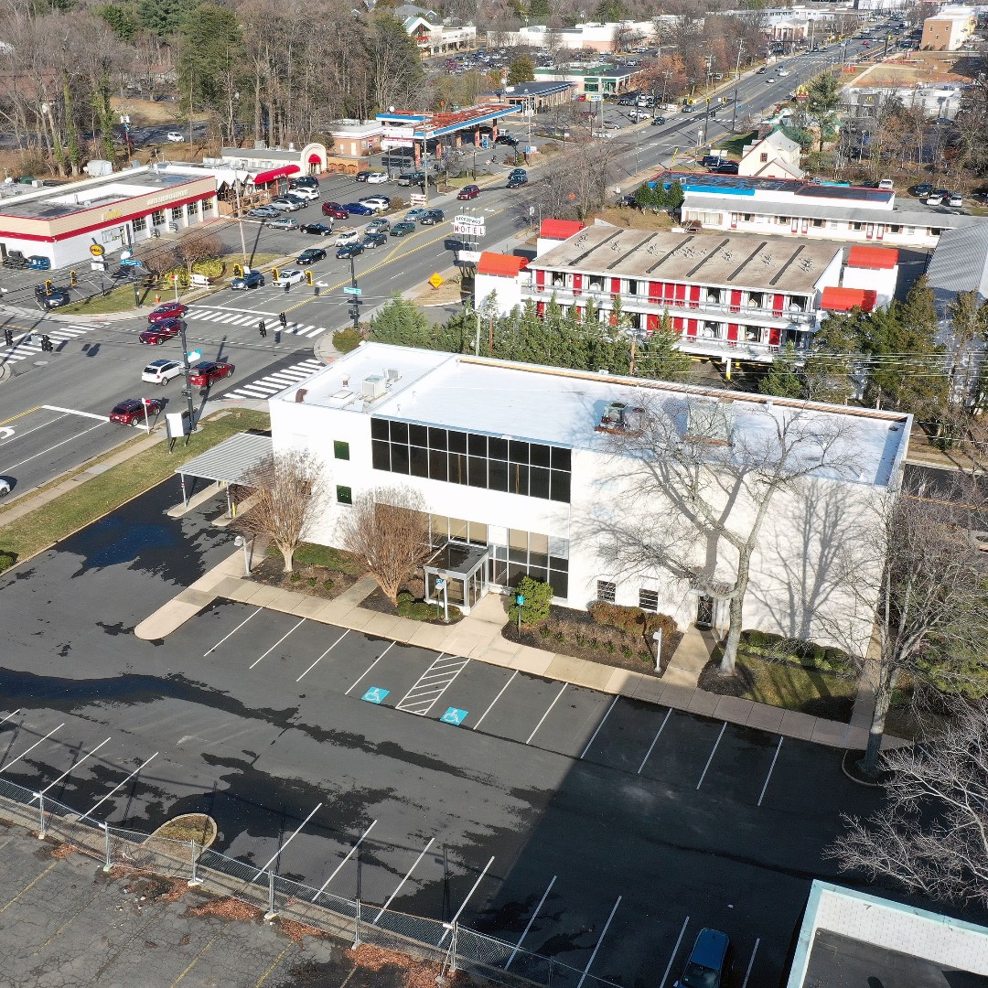 #FORLEASE
#FreeStanding #RETAIL #building previously occupied by a #bank is available for lease. Drive-thru and built-in safe #brewery, #adultdaycare,​ #nursinghomes, #restaurants, #daycare, catering, convenience store, schools, and retail.​ow.ly/XNi650MJQoT