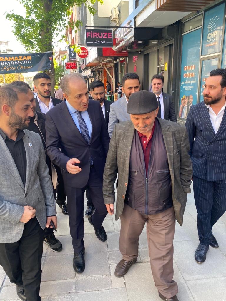 DelenNejded's tweet photo. 3 bölge milletvekili adayımız sn ⁦@myeneroglu⁩  başkanımız ile bağcılar meydan esnafı ziyareti gerçekleştirdik ⁦@alibabacan⁩ ⁦@medeniylmz⁩ ⁦@ErkanSANLI__⁩ ⁦@MSTahincioglu13⁩ ⁦@devabagclar⁩ https://t.co/fBE0uHaMM1
