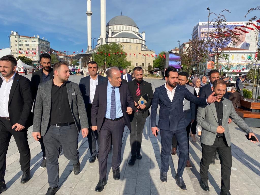 DelenNejded's tweet photo. 3 bölge milletvekili adayımız sn ⁦@myeneroglu⁩  başkanımız ile bağcılar meydan esnafı ziyareti gerçekleştirdik ⁦@alibabacan⁩ ⁦@medeniylmz⁩ ⁦@ErkanSANLI__⁩ ⁦@MSTahincioglu13⁩ ⁦@devabagclar⁩ https://t.co/fBE0uHaMM1