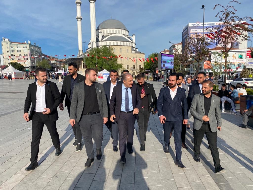 DelenNejded's tweet photo. 3 bölge milletvekili adayımız sn ⁦@myeneroglu⁩  başkanımız ile bağcılar meydan esnafı ziyareti gerçekleştirdik ⁦@alibabacan⁩ ⁦@medeniylmz⁩ ⁦@ErkanSANLI__⁩ ⁦@MSTahincioglu13⁩ ⁦@devabagclar⁩ https://t.co/fBE0uHaMM1
