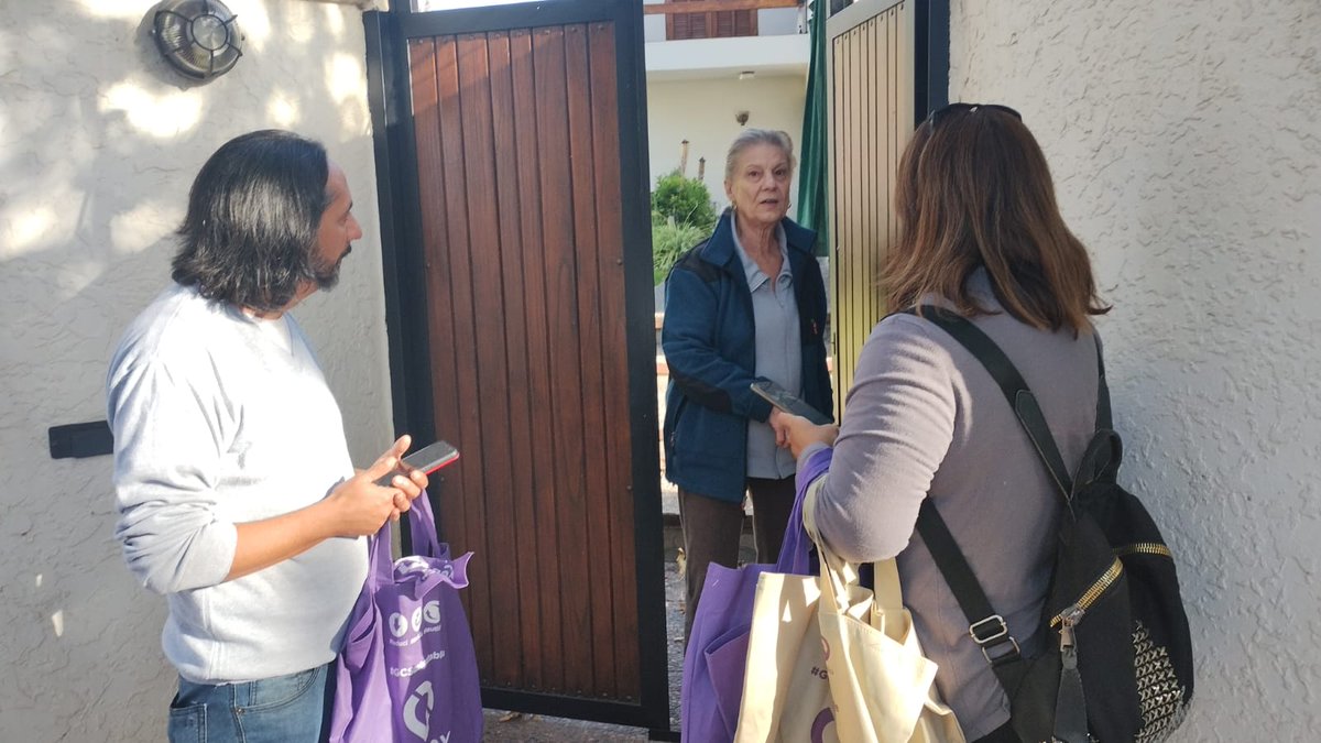 gabimartinez33's tweet photo. Comenzó la 3ra etapa de #GCIlumina💡
Vecinos/as del barrio Jardín Trapiche se sumaron al programa y nos intercambiaron focos bajo consumos por focos LED, este cambio de iluminaria ayuda a ahorrar hasta un 88% de energía en un año. https://t.co/UD2oBNBlkl