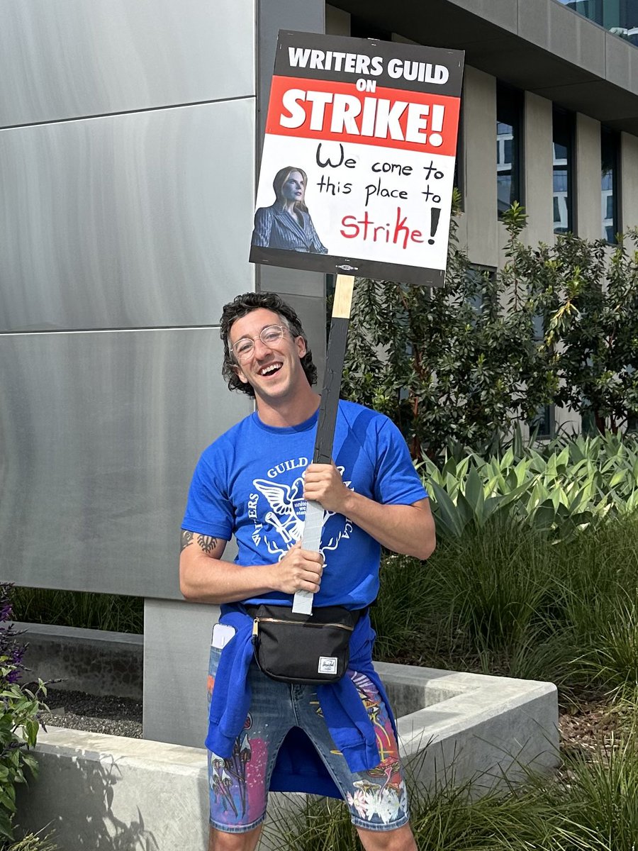Neil_McNeil's tweet photo. Somehow, protesting feels good in a place like this. #WGAStrong https://t.co/YmZwN4TFyH