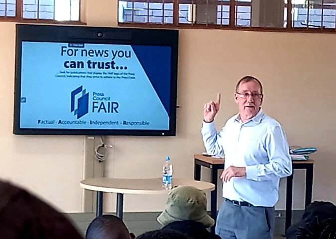 buhle_matsoele's tweet photo. Public Advocate, Mr Fanie Groenewald delivered a talk to second year journalism students at Tshwane University of Technology to celebrate the 30th anniversary of World Press Freedom Day.
#tutjourn2023
#PressFreedomday
#FairCampaign https://t.co/b7fhq9NVDR