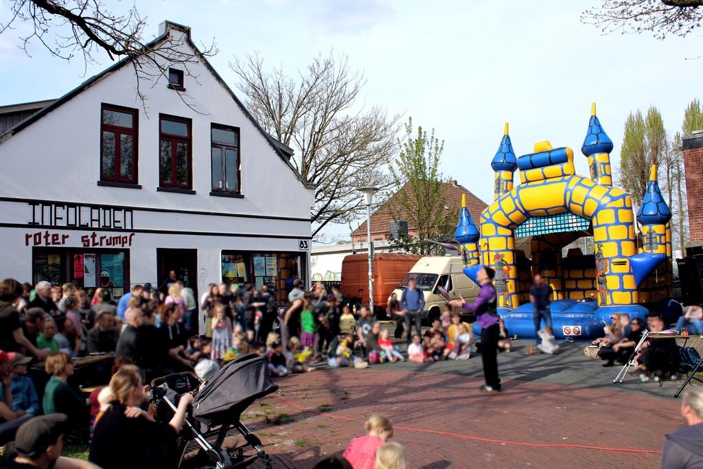 Rie_aktiv's tweet photo. 01.05.2023: „#1Mai Straßenfest“ in/um dem/das @alhambra_ol in #Oldenburg

#ol0105 #Alhambra #1Mai #1Mai2023 #Freiraum #Selbstbestimmung #solidarischOL #Solidarität #SozialeKämpfe #teilhabe https://t.co/XuYjRKIVna