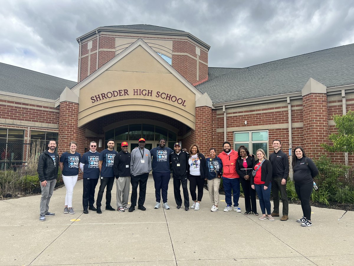 AnimeEducator29's tweet photo. Thanks @Djread98 @FifthThird @UnitedWay for supplying my students with healthy snacks!!!
We are loving our new partnership with Bengals DJ Reader!!
#jagswag
#asonneverforgets
#Bengals https://t.co/Y5NBx8s4H3