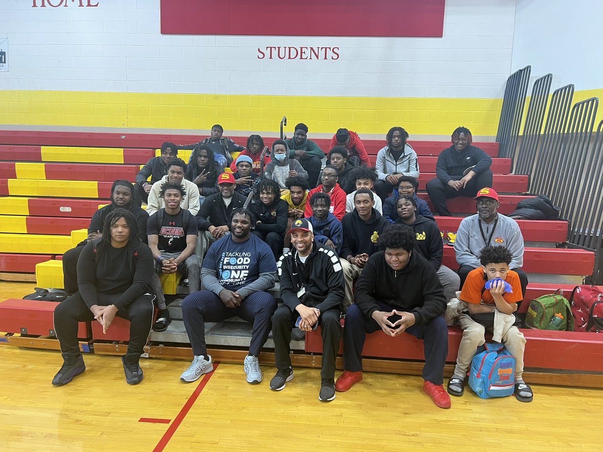 AnimeEducator29's tweet photo. Thanks @Djread98 @FifthThird @UnitedWay for supplying my students with healthy snacks!!!
We are loving our new partnership with Bengals DJ Reader!!
#jagswag
#asonneverforgets
#Bengals https://t.co/Y5NBx8s4H3