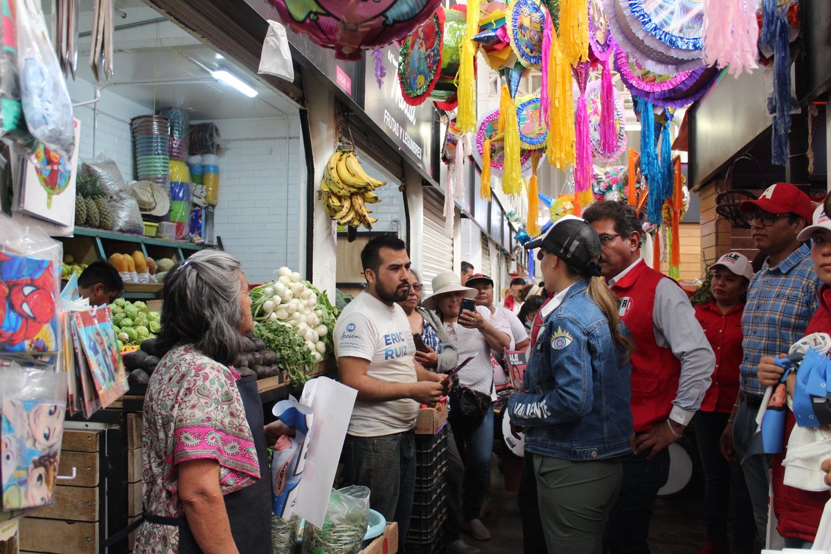 Recorrimos el Mercado Municipal de #SanMartínDeLasPirámides para dialogar con locatarios y sumar valientes al proyecto de la capacidad. #AleGobernadora