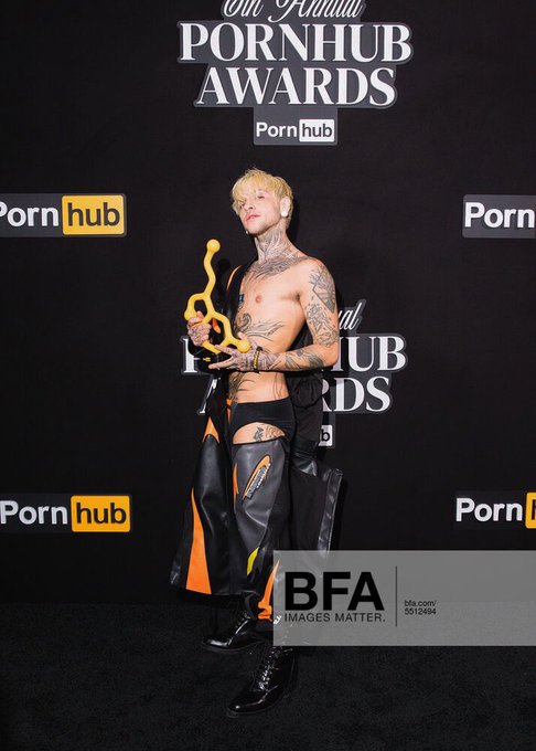 2 pic. Thanks again @Pornhub! I love you!! ?? https://t.co/q3E3T1TFQ8