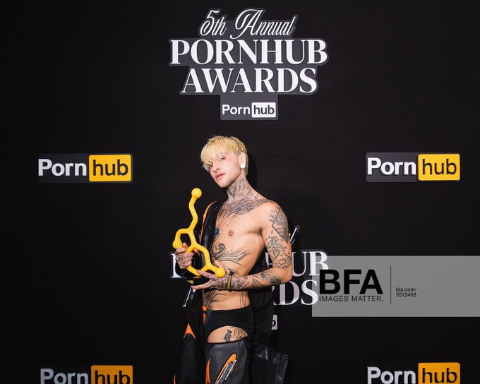 1 pic. Thanks again @Pornhub! I love you!! ?? https://t.co/q3E3T1TFQ8