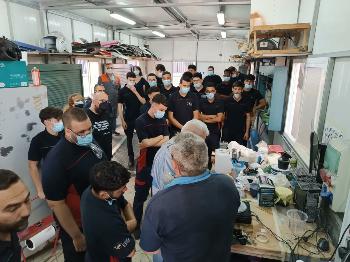 AlminaBasica's tweet photo. La semana pasada, dentro de nuestro proyecto #LaAlmineta de la #convocatoriadualiza recibimos una formación en reparación con fibra de vidrio y carbono. Todo para llegar al final de nuestro proyecto 💪🏻💪🏻💪🏻 https://t.co/4S087ANJDQ