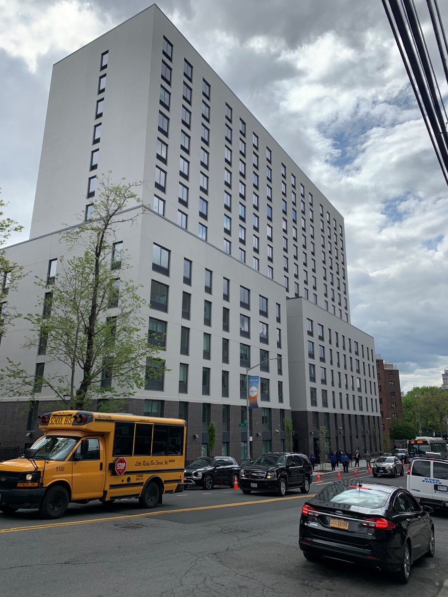 Big day in Astoria! <a href="/NYCPlanning/">NYC Planning</a> Director <a href="/DanGarodnick/">Dan Garodnick</a> was glad to attend the ribbon-cutting for a new, 100% affordable building with ~160 homes for NYers, including <a href="/NYCHA/">NYCHA</a> tenants &amp; the formerly homeless – the latest in our ongoing planning work for Halletts Point since 2013.