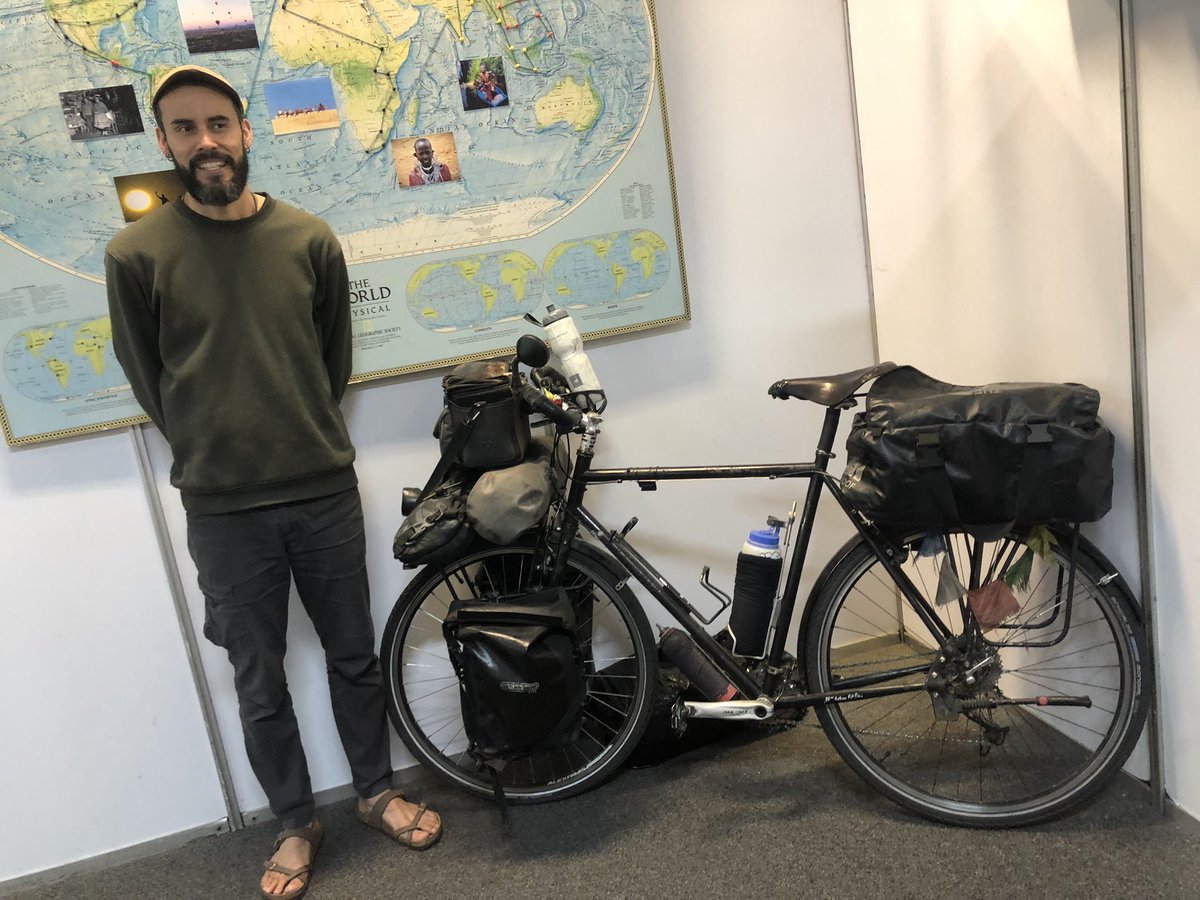 ColegiodelaBici's tweet photo. En el marco de la #Filbo2023 estudiantes de la Emisora escolar #RadioBike del @ColegiodelaBici entrevistaron a Marcelo Revelo escritor del libro “Al amanecer partiré… Una vuelta al mundo en Bicicleta” una historia de vida contada desde una Bici @Educacionbogota @RedAcademica https://t.co/wSaXTBIhgl